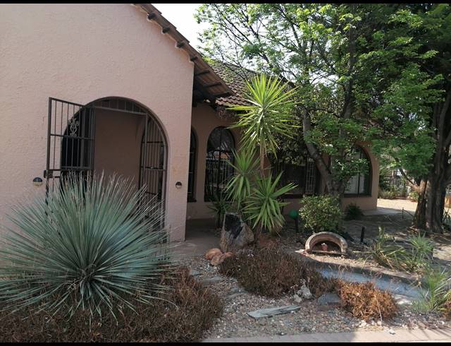 5 BEDROOM FREESTANDING FOR SALE IN STILFONTEIN EXT 4